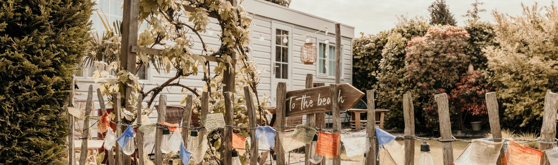 Stacaravan met stranddecoratie op camping Kotestee in Ouddorp.