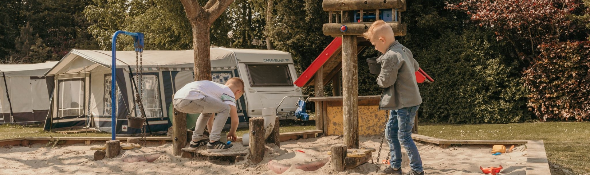 Kinderen spelen bij de zandspeelplaats op camping Kotestee in Ouddorp.