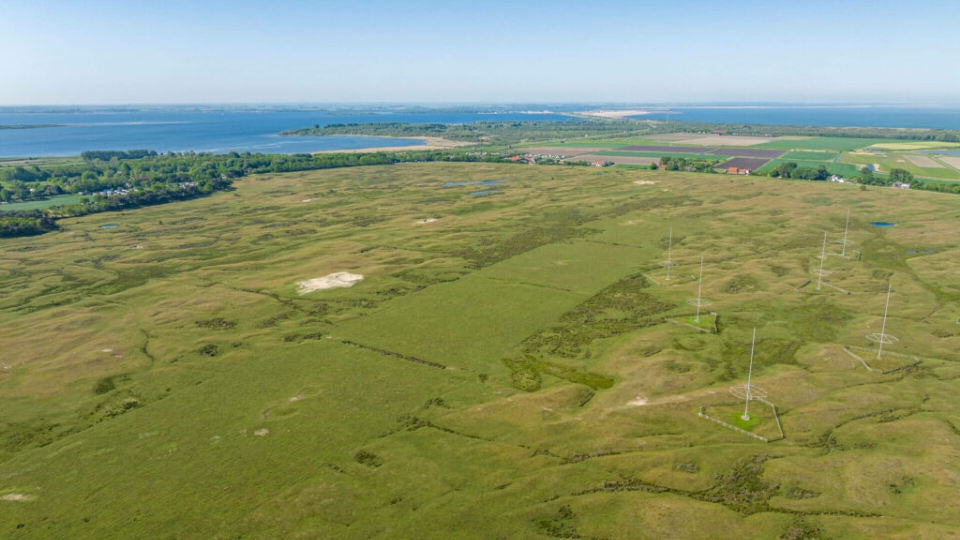Luchtfoto van het schijnvliegveld in de Westduinen bij Ouddorp