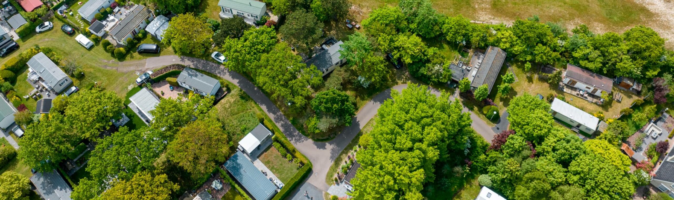 Luchtfoto van groene kampeerplaatsen op camping Kotestee in Ouddorp.