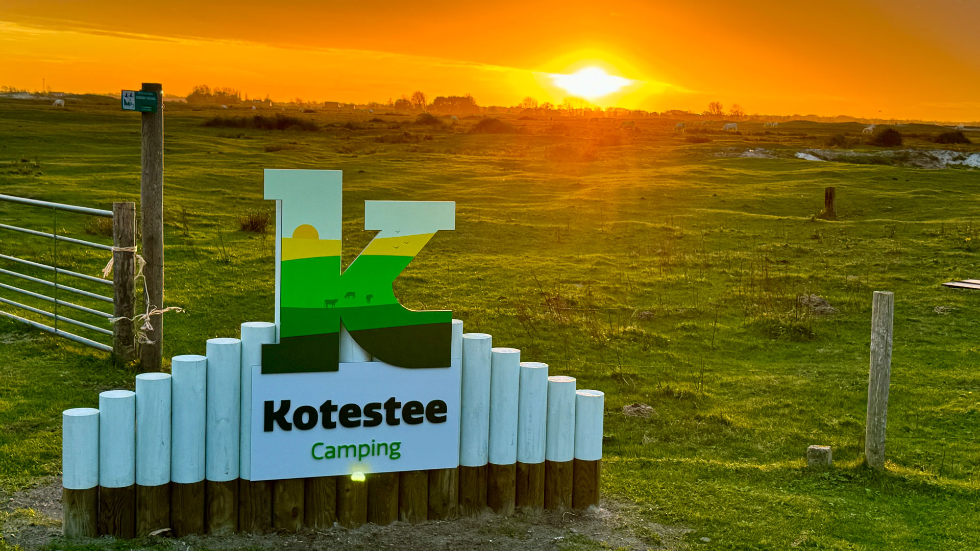 Entreebord van camping Kotestee in Ouddorp met zonsondergang en uitzicht op de Westduinen