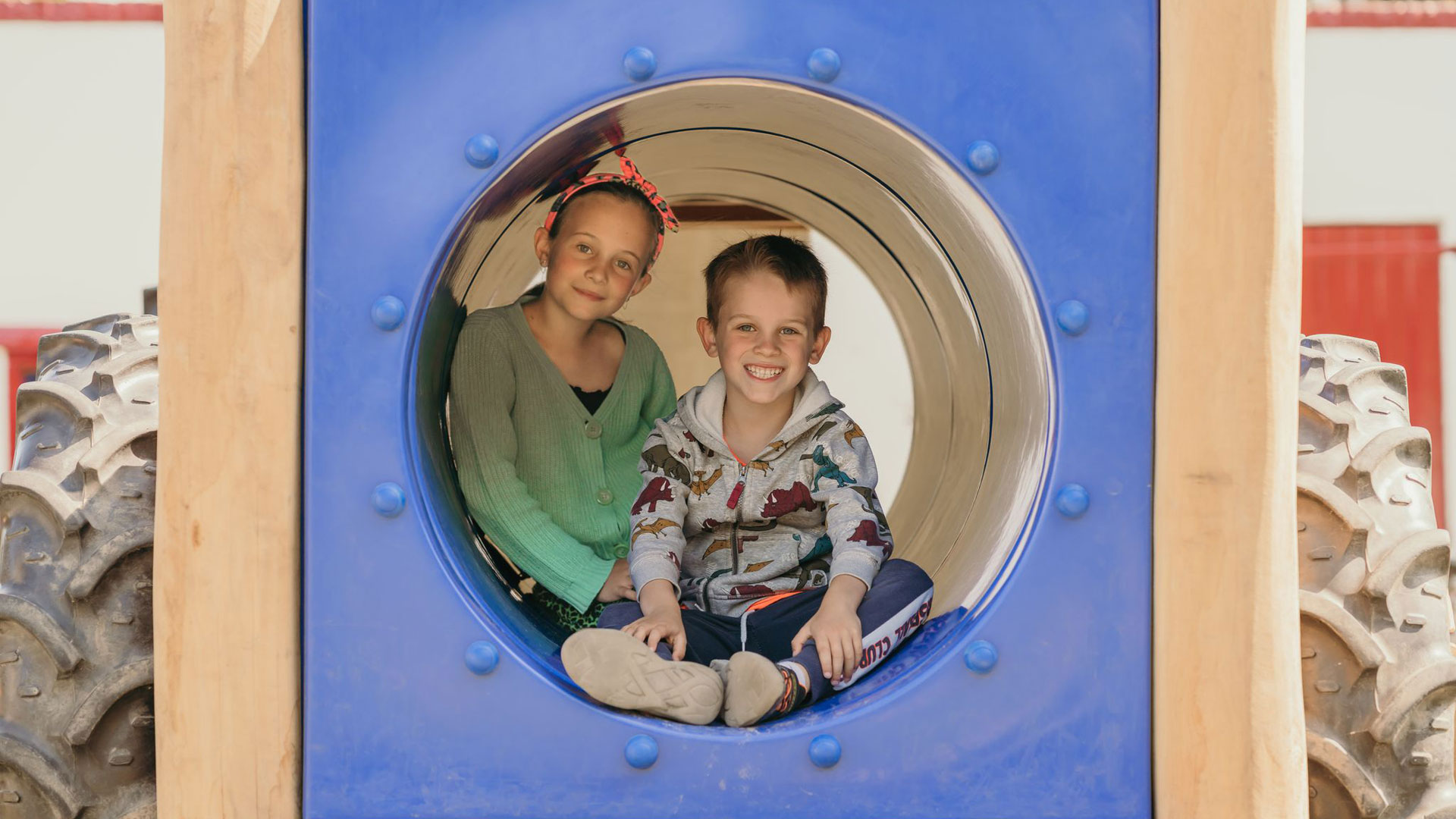 Kinderen spelen in de speeltunnel op camping Kotestee in Ouddorp